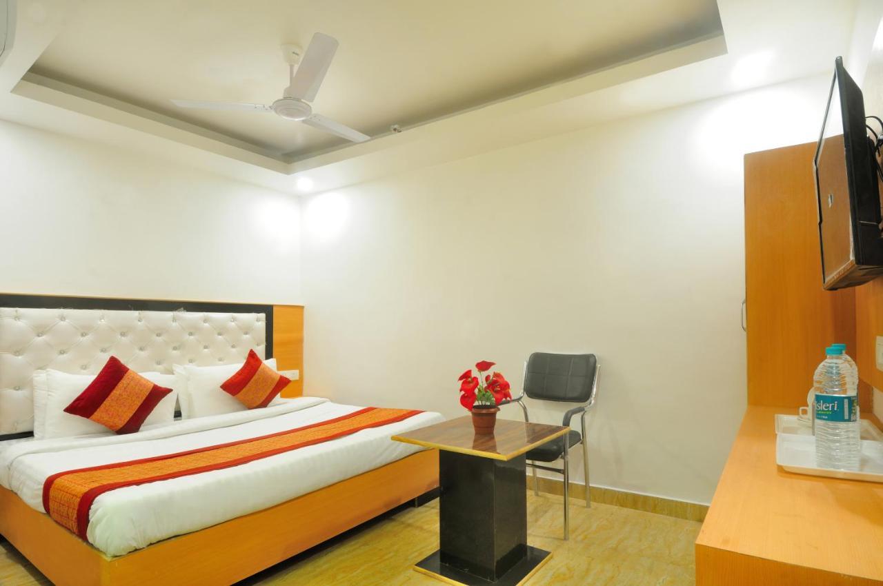 Hotel Noida Delight Zewnętrze zdjęcie